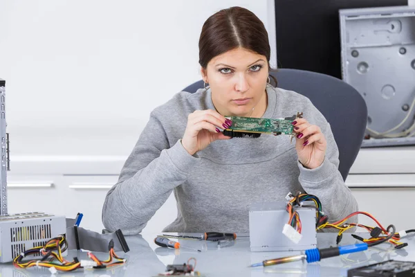 Recycling the electronic parts — Stock Photo, Image