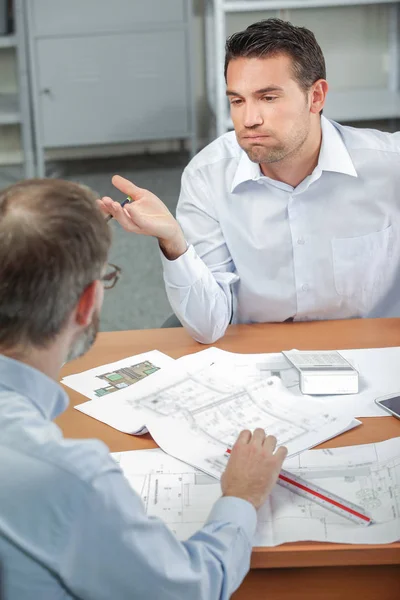 Kollege wirkt genervt und erwachsen — Stockfoto