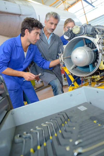 Estudantes que trabalham em turbina aeronáutica — Fotografia de Stock