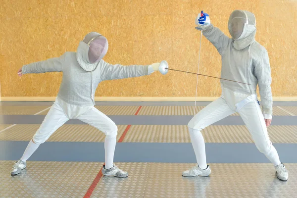 Fencing competition and fencing