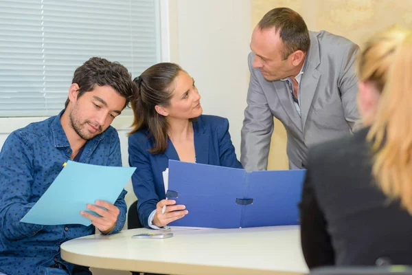 Employés de bureau regardant les dossiers — Photo