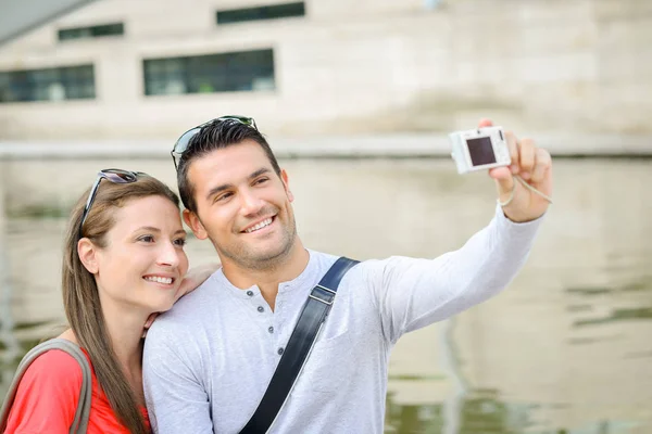 Casal tirando uma foto de si mesmos — Fotografia de Stock