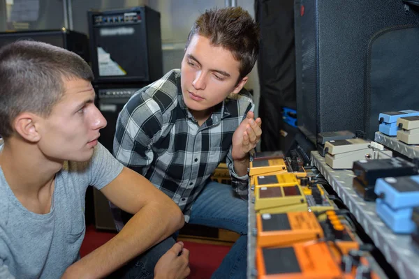 Geluid mixers met een gesprek — Stockfoto