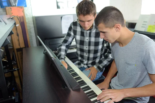 Dois jovens tocando um órgão — Fotografia de Stock
