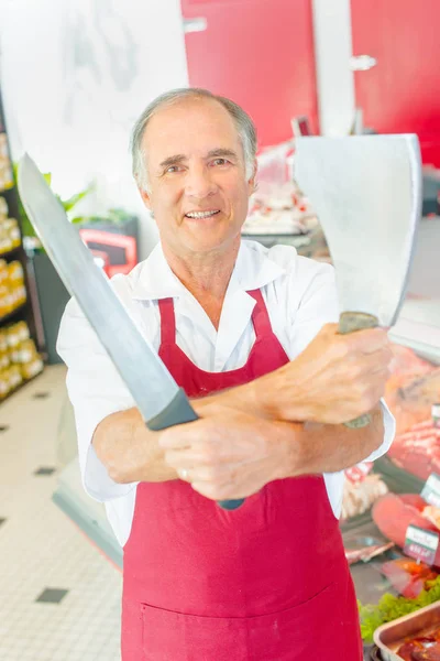 Slaktaren poserar med hans knivar — Stockfoto