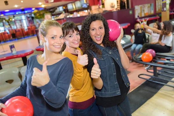 Freunde im Bowlingcenter — Stockfoto