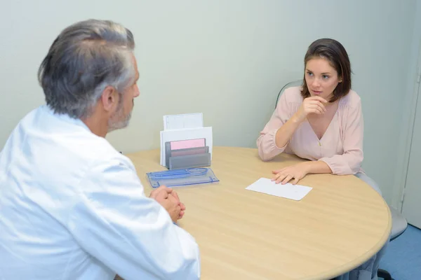 Patient äußert Ungläubigkeit — Stockfoto