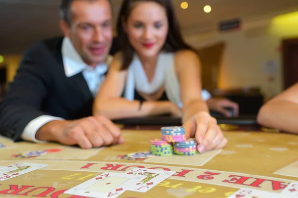 Paar beim Glücksspiel und Paar — Stockfoto