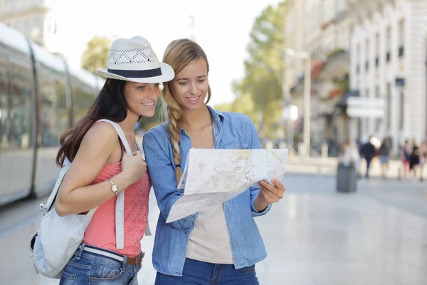 Young beautiful woman travelers exploring the city — Stock Photo, Image