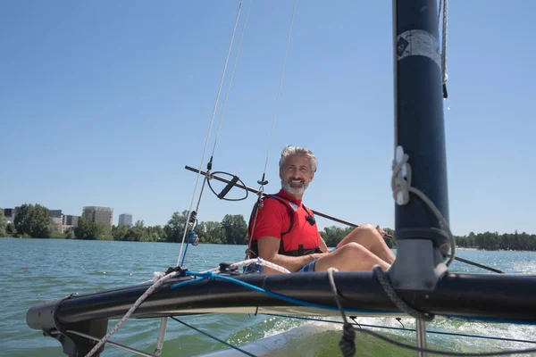 Godendo di vela estrema con barca a vela da regata — Foto Stock