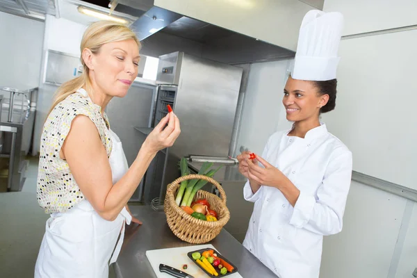 Muestra de fruta degustación Chef —  Fotos de Stock