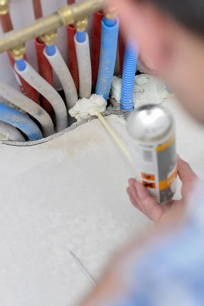 Espuma de pulverización de fontanero y ajuste — Foto de Stock