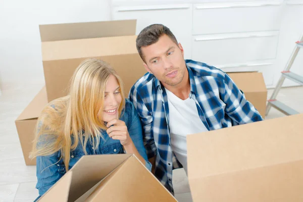 Upphetsad par flyttar hem — Stockfoto