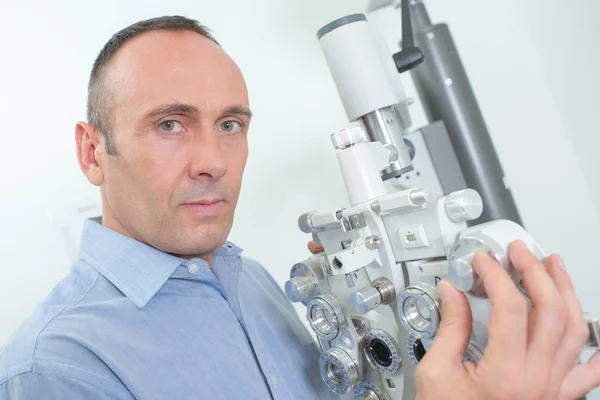 Opticida com equipamento de teste ocular — Fotografia de Stock