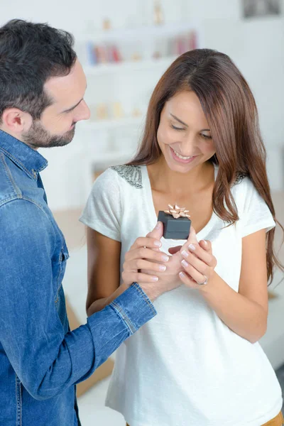 Man die geeft verpakte doos van de gift voor vrouw — Stockfoto