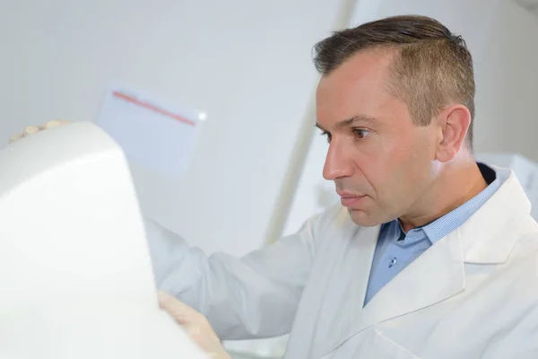 Feliz joven investigador masculino que trabaja en su laboratorio — Foto de Stock