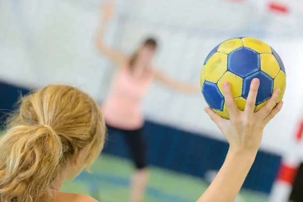 Ženy hrají volejbal a volejbal — Stock fotografie