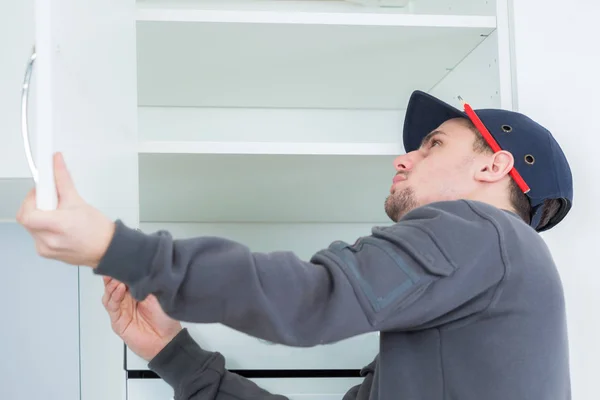 Inspeccionando la puerta del armario — Foto de Stock