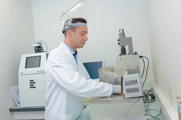 Male laboratory worker in profile — Stock Photo, Image