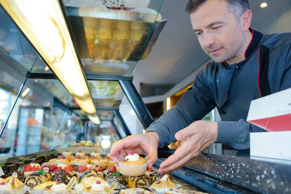 Chef-kok serveert gebakjes en vrolijk — Stockfoto