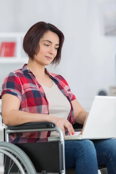 Nach verheerendem Unfall arbeitet sie von zu Hause aus und erholt sich — Stockfoto