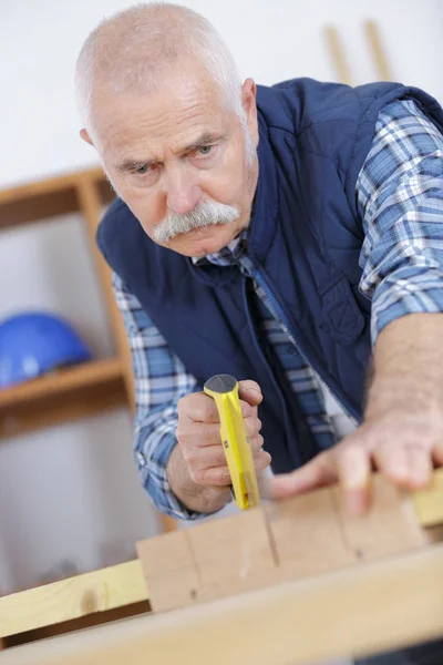 Carpenter using a handsaw — Stock Photo, Image