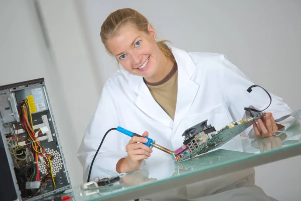 Computer hardware assembler en werk — Stockfoto