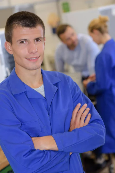Retrato del aprendiz ingeniero posando brazos cruzados en laboratorio — Foto de Stock