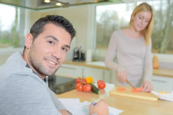 Typiska kök scenen och vuxen — Stockfoto