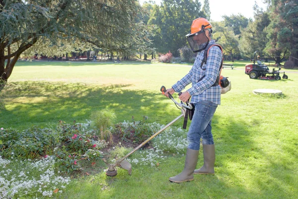 Använda en handhållen gräsklippare — Stockfoto