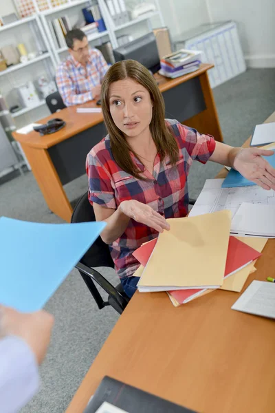 Secretario en el trabajo y joven —  Fotos de Stock