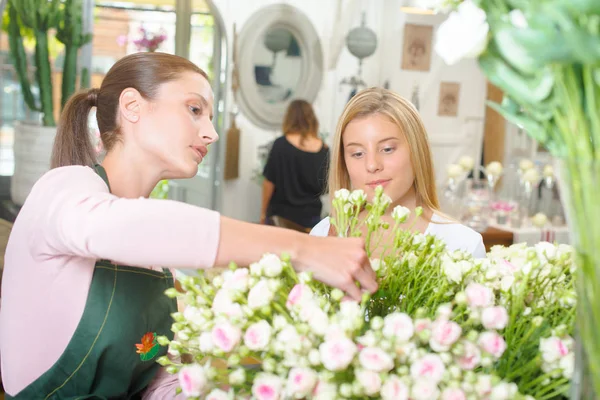 Bir müşteri ile çiçekçi — Stok fotoğraf
