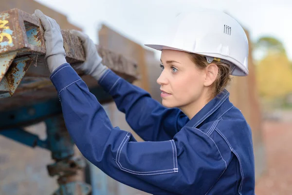 Mulher segurando plataforma de metal — Fotografia de Stock