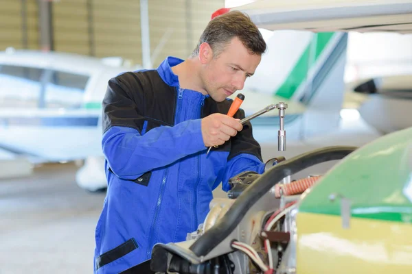 Reparador de avión y avión —  Fotos de Stock