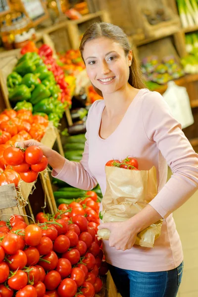 Kunde kauft Tomaten und junge — Stockfoto