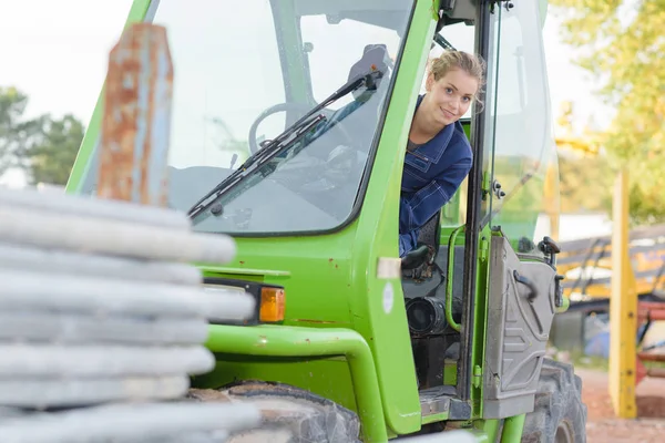 Femme conducteur de chariot élévateur et travail — Photo