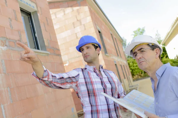 Dos arquitectos trabajando en el sitio —  Fotos de Stock