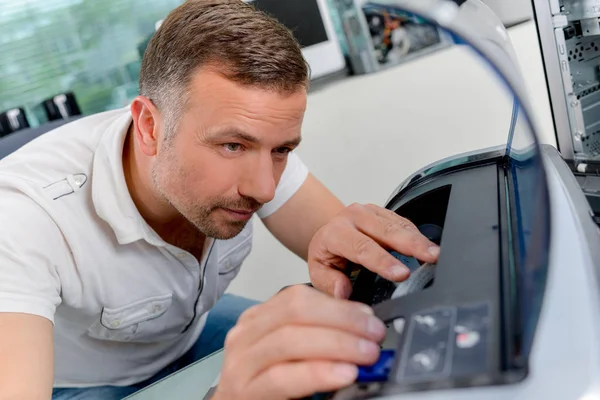 Man repareren printer en analyse — Stockfoto