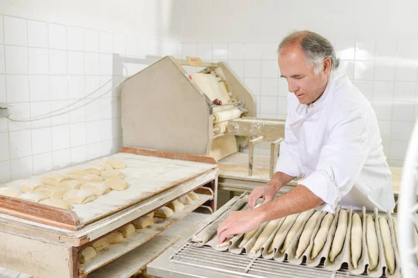 Baker προετοιμασία μπαγκέτες στο φούρνο — Φωτογραφία Αρχείου