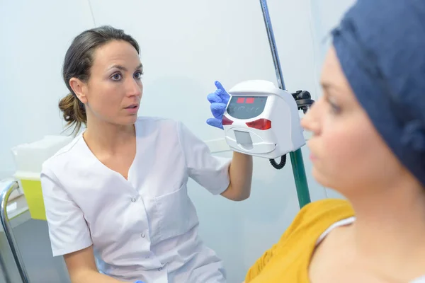 Sjuksköterska med patient och patient — Stockfoto