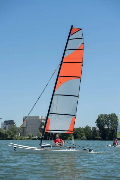 Navegar en un lago - verano y el tema deportivo — Foto de Stock