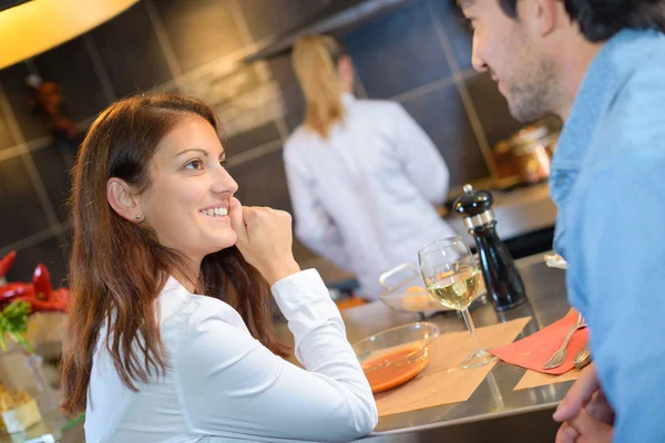 Liebhaber teilen sich das Abendessen in einer professionellen Küche — Stockfoto