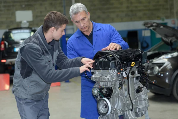 Étudiant avec instructeur réparer une voiture pendant l'apprentissage — Photo