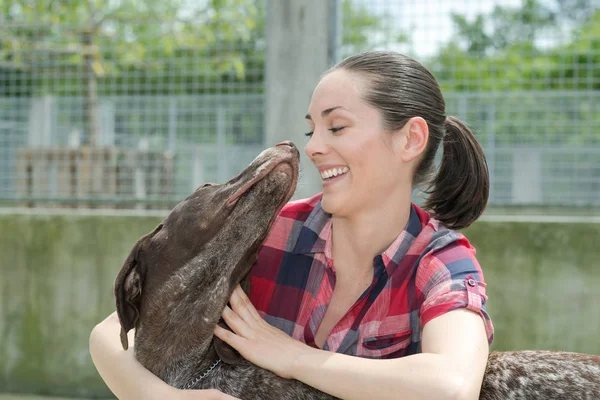 Shelter keeper loves her residents — Stock Photo, Image