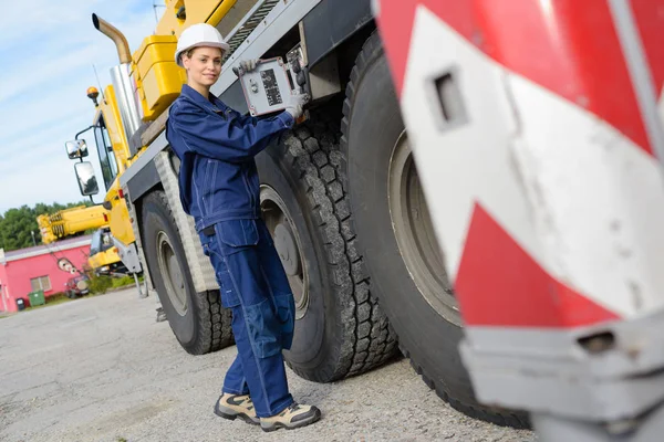 Travailleuse à côté du camion — Photo