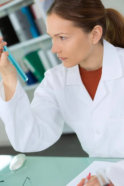 Bela trabalhador do laboratório feminino segurando tubo de teste — Fotografia de Stock