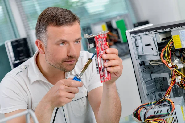 Especialista em informática reparando um circuito impresso — Fotografia de Stock