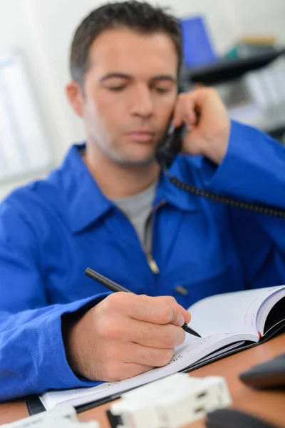 Κάνοντας σημειώσεις κατά τη διάρκεια μιας κλήσης — Φωτογραφία Αρχείου