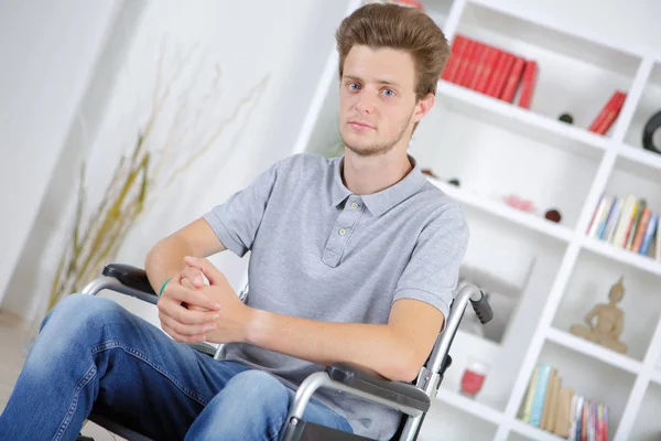 Junger Mann im Rollstuhl — Stockfoto