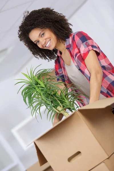 Mujer joven mudándose a un nuevo hogar — Foto de Stock